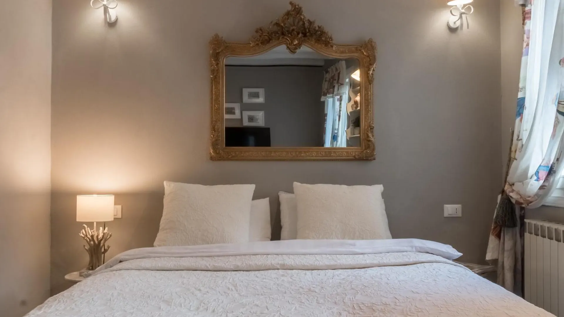 Rio Marin Floating Gondola View & Patio Apartment Venice Italy